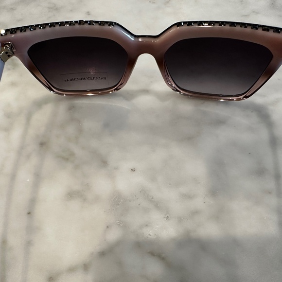 BRAND NEW Badgley Mischka Stephane Sunglasses Dove main image 10